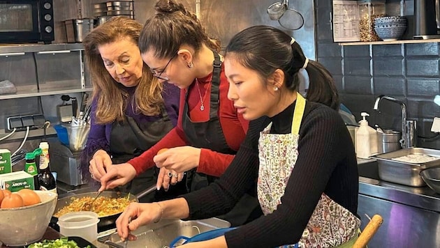 Unter Anleitung lernen Teilnehmer asiatische Köstlichkeiten zuzubereiten. Gekocht werden traditionelle thailändische Gerichte wie Por Pier Tod. (Bild: Okra)