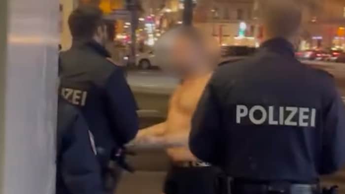 Vor der Staatsoper diskutierte der Würschteldieb wild gestikulierend mit den Beamten.