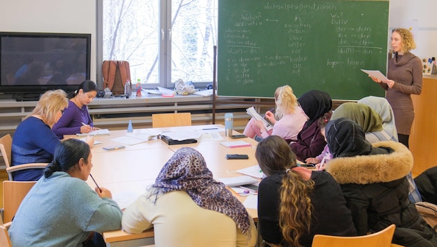 Ten participants attend the "Mama learns German" course at the VHS in Linz-Auwiesen. Grammar is ...