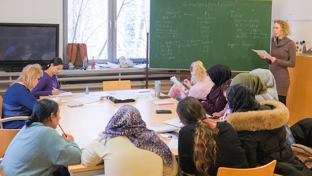 Zehn Teilnehmerinnen besuchen den Kurs „Mama lernt Deutsch“ der VHS in Linz-Auwiesen. Auf dem Programm steht Grammatik. (Bild: Horst Einöder/Flashpictures)