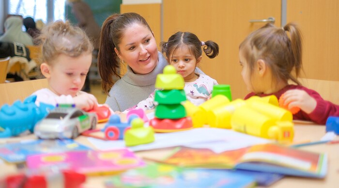 Emina (36) trained as a kindergarten assistant after her German course.
