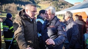 Landeshauptmann Mario Kunasek – hier im Gespräch mit Landesfeuerwehrchef Reinhard Leichtfried beim Waldbrand-Einsatz in Semriach – erhöht die Entschädigungszahlungen für die Florianis. (Bild: Pail Sepp/Sepp Pail)