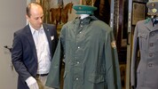 Rocco Leuzzi von den Landessammlungen mit Erinnerungsstücken, wie etwa Uniformen von ...