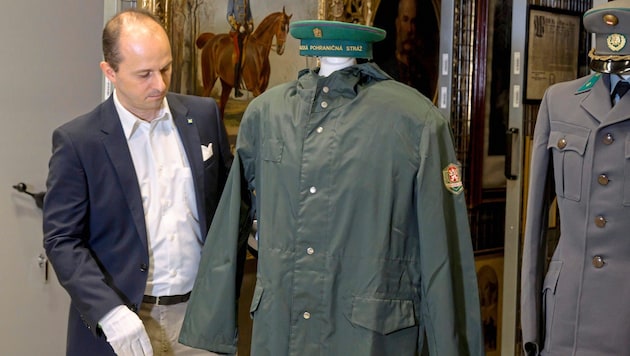 Rocco Leuzzi from the provincial collections with memorabilia, such as the uniforms of border soldiers at the time of the Iron Curtain. (Bild: Molnar Attila/Attila Molnar)