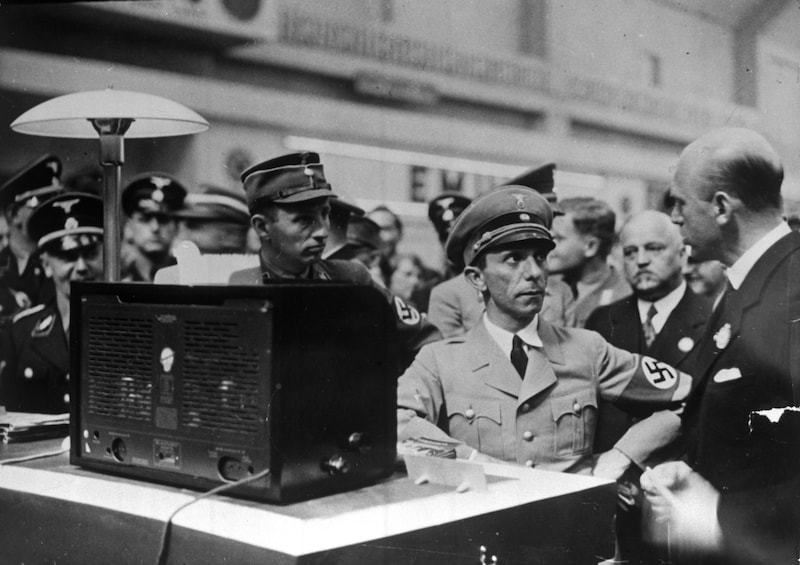 NS-Reichspropagandaleiter Joseph Goebbels bei der Eröffnung der Funkausstellung 1936. Die Nationalsozialisten erkannten das Radio sofort als bestes Propagandainstrument ihrer Zeit. (Bild: akg-images / picturedesk.com)