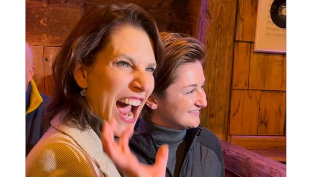 Soon-to-be provincial governor Karoline Edtstadler and her future number two, Marlene Svazek (back) (Bild: Elisa Torner)