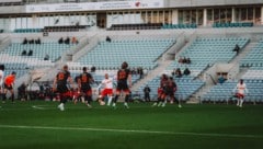 Karim Onisiwo (im weißen Trikot) traf bei seinem Debüt für die Bullen. (Bild: Fabian Weirather - FC Red Bull Salzburg 2025)