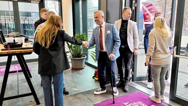 Der immer lächelnde FPÖ-Spitzenkandidat Norbert Hofer kam als Erster im TV-Studio von Puls4 an. (Bild: Grammer Karl/Karl Grammer)