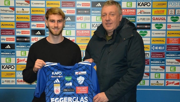 Raphael Hofer (left) was brought to Eastern Styria by Hartberg and chairman Erich Korherr. (Bild: TSV Hartberg)