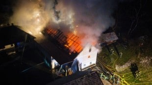 Der zweite Brand innerhalb kurzer Zeit in einem leerstehenden Gehöft macht die Feuerwehrleute argwöhnisch (Bild: Pressefoto Scharinger © Daniel Scharinger)