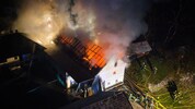 Der zweite Brand innerhalb kurzer Zeit in einem leerstehenden Gehöft macht die Feuerwehrleute ...