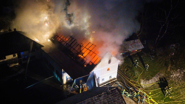 Der zweite Brand innerhalb kurzer Zeit in einem leerstehenden Gehöft macht die Feuerwehrleute argwöhnisch (Bild: Pressefoto Scharinger © Daniel Scharinger)