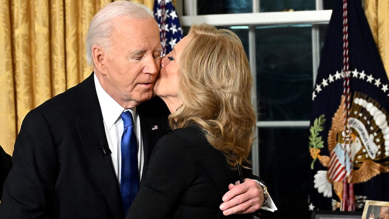 Die engste Familie des Präsidenten wohnte der Abschiedsrede. Am Ende gab es Umarmungen und Küsschen, wie hier von Gattin Jill Biden. (Bild: APA/Getty Images via AFP/GETTY IMAGES/POOL)