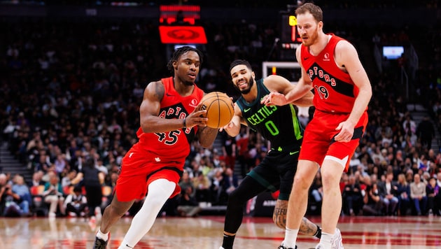 The Toronto Raptors defeated the Boston Celtics with superstar Jayson Tatum (m.). (Bild: AFP/APA/Getty Images via AFP/GETTY IMAGES/Cole Burston)