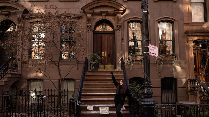 Der Fanandrang auf das Haus von Carrie Bradshaw ist ungebrochen. Die tatsächliche Besitzerin will jetzt ein Tor, um die Menschen davon abzuhalten, von ihrem Treppenaufgang fernzuhalten (Bild: APA/AP Photo/Yuki Iwamura)