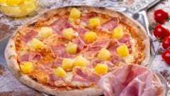 100 Euro statt 14 müssen Kunden einer Pizzeria in Norwich für Ananas auf ihrer Pizza bezahlen.  (Bild: sebatataru.ro, stock.aobe.com)