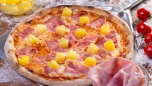 100 Euro statt 14 müssen Kunden einer Pizzeria in Norwich für Ananas auf ihrer Pizza bezahlen.  (Bild: sebatataru.ro, stock.aobe.com)