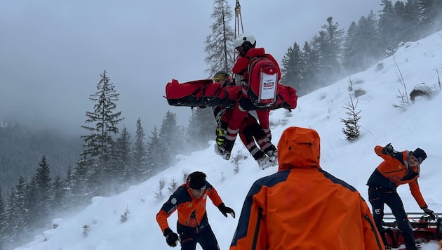 The mountain rescuers took the man from Lower Austria to hospital. (Bild: Bergrettung Altenmarkt)