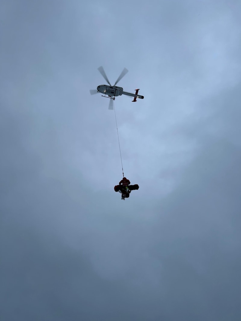 The mountain rescue team managed to rescue the injured man before nightfall. (Bild: Bergrettung Altenmarkt)