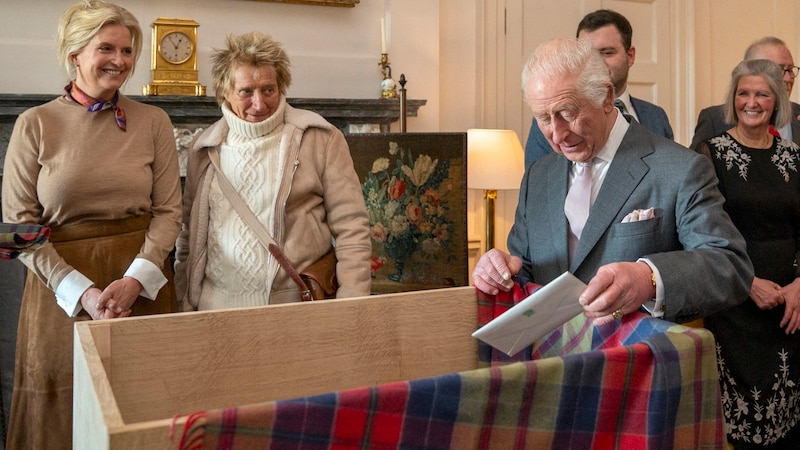 Penny Lancaster and Rod Stewart watch King Charles with the time capsule. (Bild: APA/AFP/POOL/Jane Barlow)