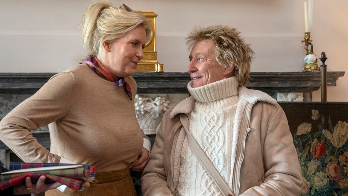 Rod Stewart lächelt seine Frau an.