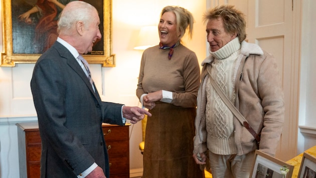 King Charles in conversation with Penny Lancaster and Rod Stewart (Bild: APA/AFP/POOL/Jane Barlow)