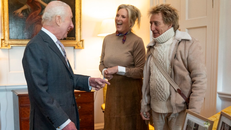 Rod Stewart trug beim Treffen mit König Charles einen Strickpulli. (Bild: APA/AFP/POOL/Jane Barlow)