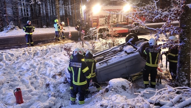 Das Auto lag am Dach im Schnee  (Bild: FF Bad Ischl)