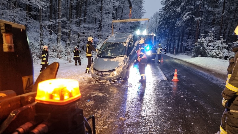 Der Abtransport des Wracks (Bild: FF Bad Ischl)