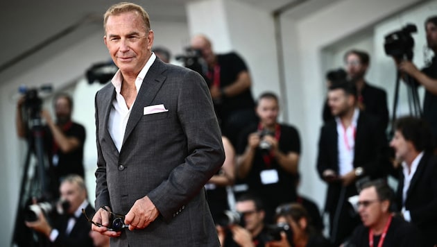 Kevin Costner feiert am heutigen Samstag seinen 70. Geburtstag.  (Bild: APA/AFP/Marco BERTORELLO)