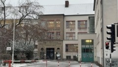 Bei der Diesterwegschule an der Linzer Khevenhüllerstraße werden Kameras installiert.  (Bild: MaRu)