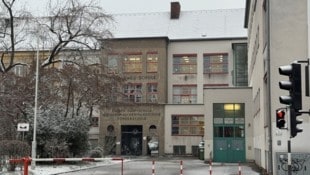 Bei der Diesterwegschule an der Linzer Khevenhüllerstraße werden Kameras installiert.  (Bild: MaRu)