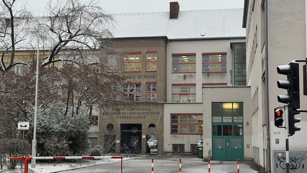 Bei der Diesterwegschule an der Linzer Khevenhüllerstraße werden Kameras installiert.  (Bild: MaRu)