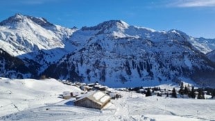 Auf dem Weg zur Kriegeralpe bieten sich fantastische Ausblicke auf Lech und die umliegende Bergwelt. Hier lässt sich auch dem Rummel auf den Pisten entfliehen. (Bild: Bergauer Rubina)