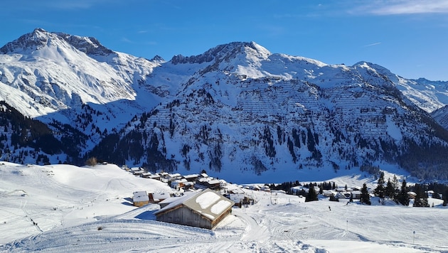 Auf dem Weg zur Kriegeralpe bieten sich fantastische Ausblicke auf Lech und die umliegende Bergwelt. Hier lässt sich auch dem Rummel auf den Pisten entfliehen. (Bild: Bergauer Rubina)