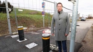 Bürgermeister Thomas Hoffmann verweist darauf, dass die Poller und Fuzo an der Grenze ...