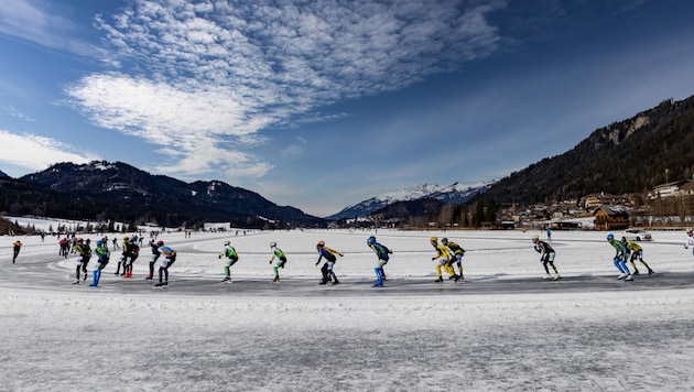 The Weißensee is colored orange again with the many Oranjes. (Bild: Stefan Valthe)