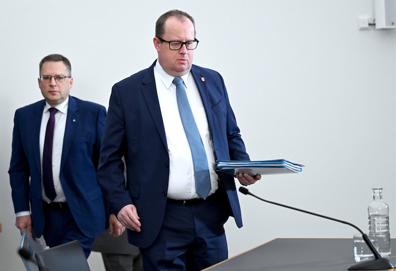 Wöginger und Fuchs (rechts) auf dem Weg zur Pressekonferenz (Bild: APA/ROLAND SCHLAGER)