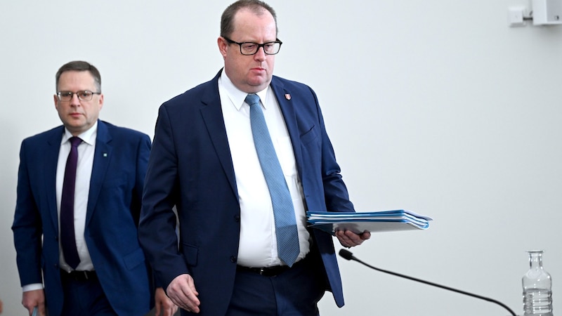 Wöginger and Fuchs (right) on the way to the press conference (Bild: APA/Roland Schlager)