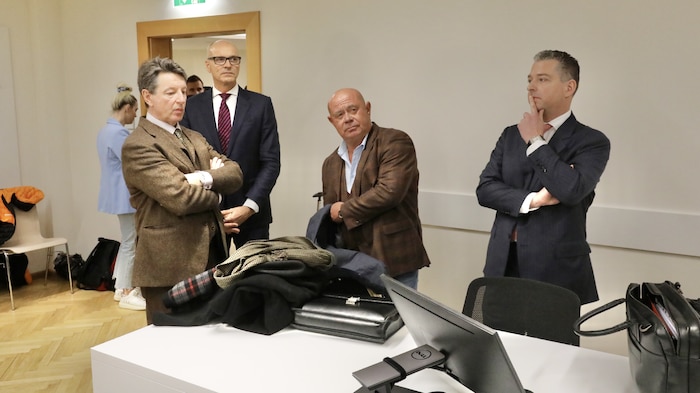 Von links nach rechts: Die FPÖ-Abgeordneten Norbert Nemeth und Harald Stefan mit ihren Anwälten ...