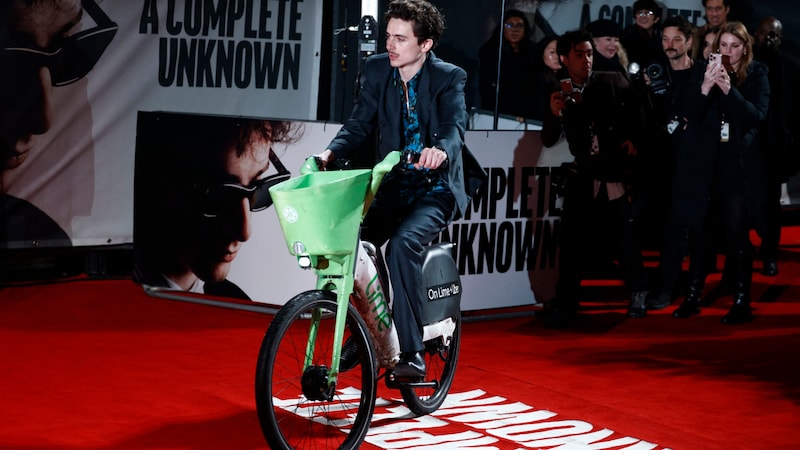 Timothée Chalamet radelte auf den roten Teppich – und wird für diesen Auftritt jetzt zur Kasse gebeten. (Bild: APA/AFP/BENJAMIN CREMEL)