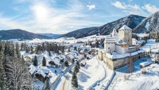 Über Mauterndorf thront die mächtige Burg. (Bild: Salzburger Burgen & Schlösser/Birgit Meixner)