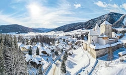 Über Mauterndorf thront die mächtige Burg.