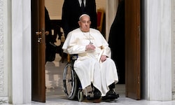 Der kranke Papst Franziskus ist seit zwölf Jahren im Amt.