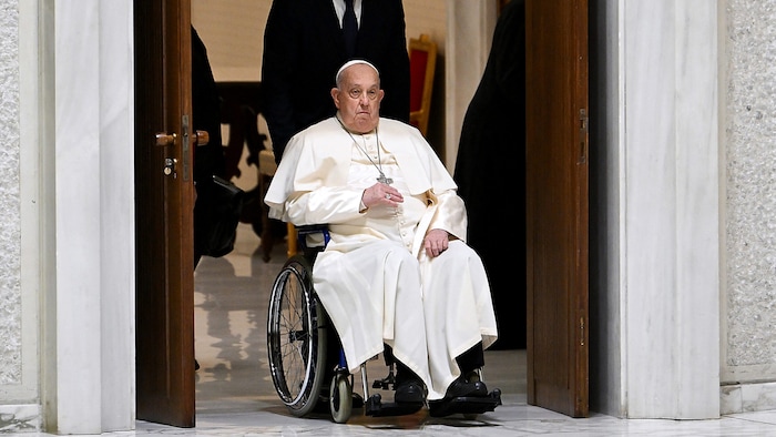 Die Mobilität des Papstes ist stark eingeschränkt. Bei öffentlichen Auftritten sitzt er meistens ...