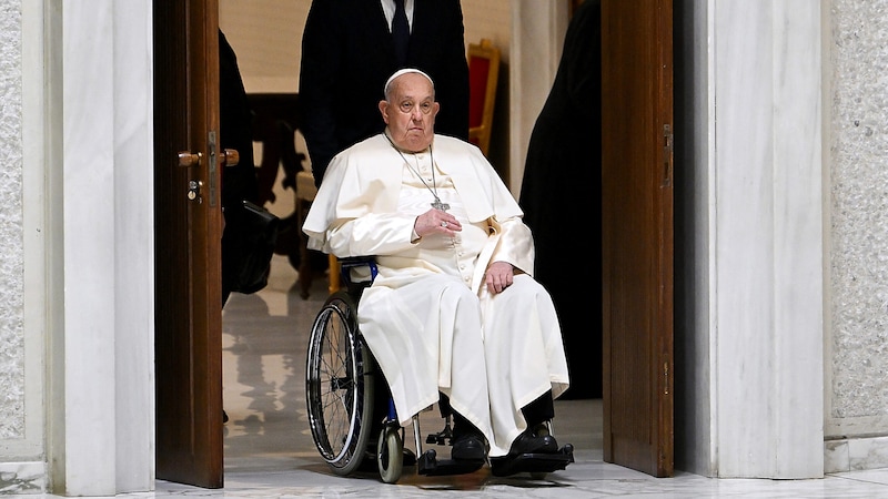 Papst Franziskus im Rollstuhl (Archivbild) (Bild: APA/AFP/Alberto PIZZOLI)