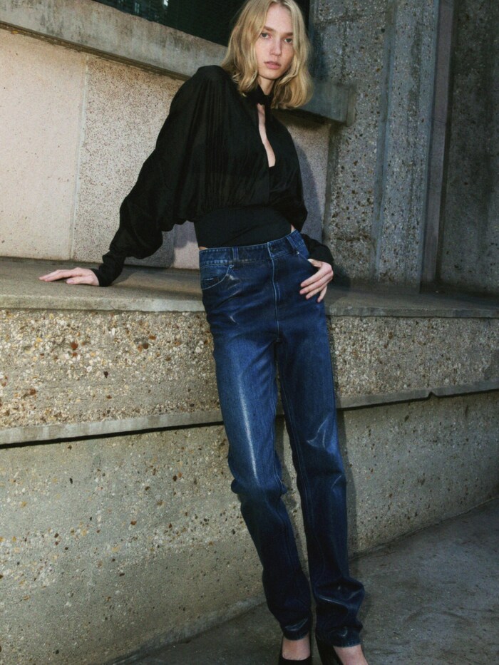 Jeans never go out of fashion! Now the popular denims are being worn again in the classic cut.