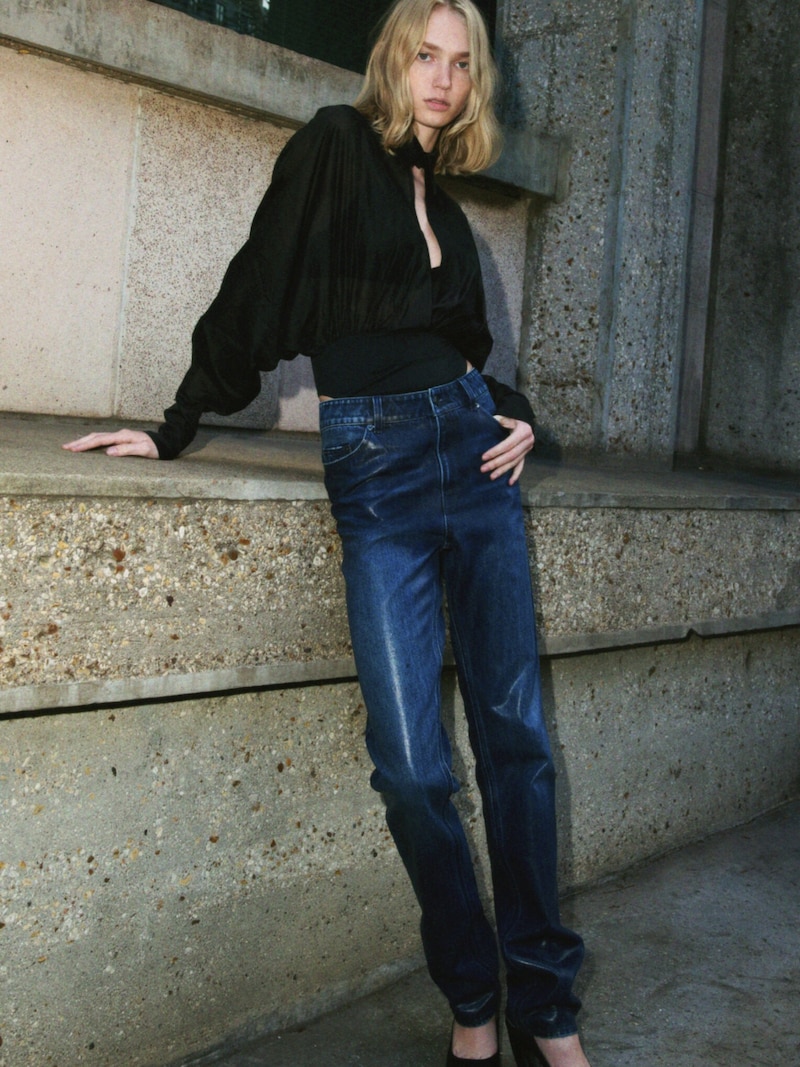 Jeans never go out of fashion! Now the popular denims are being worn again in the classic cut. (Bild: H&M)