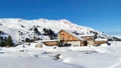 Die Lizumer Hütte liegt sonnig im Herz der Tuxer Alpen. (Bild: Peter Freiberger)