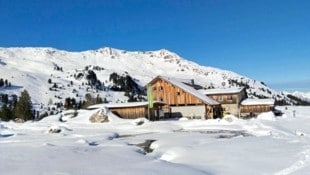 Die Lizumer Hütte liegt sonnig im Herz der Tuxer Alpen. (Bild: Peter Freiberger)